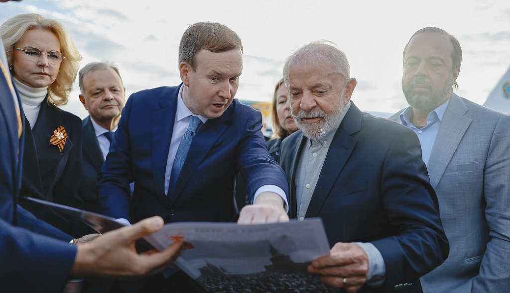 Lula e Xi Jinping invadem Moscou: Comemorações explosivas da vitória sobre os nazistas!