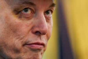 Musk Mostra Olho Roxo Após Encontro Explosivo com Trump: O Que Aconteceu?