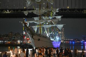 Navio da Marinha Mexicana FURA Ponte do Brooklyn em Colisão CHOCANTE!