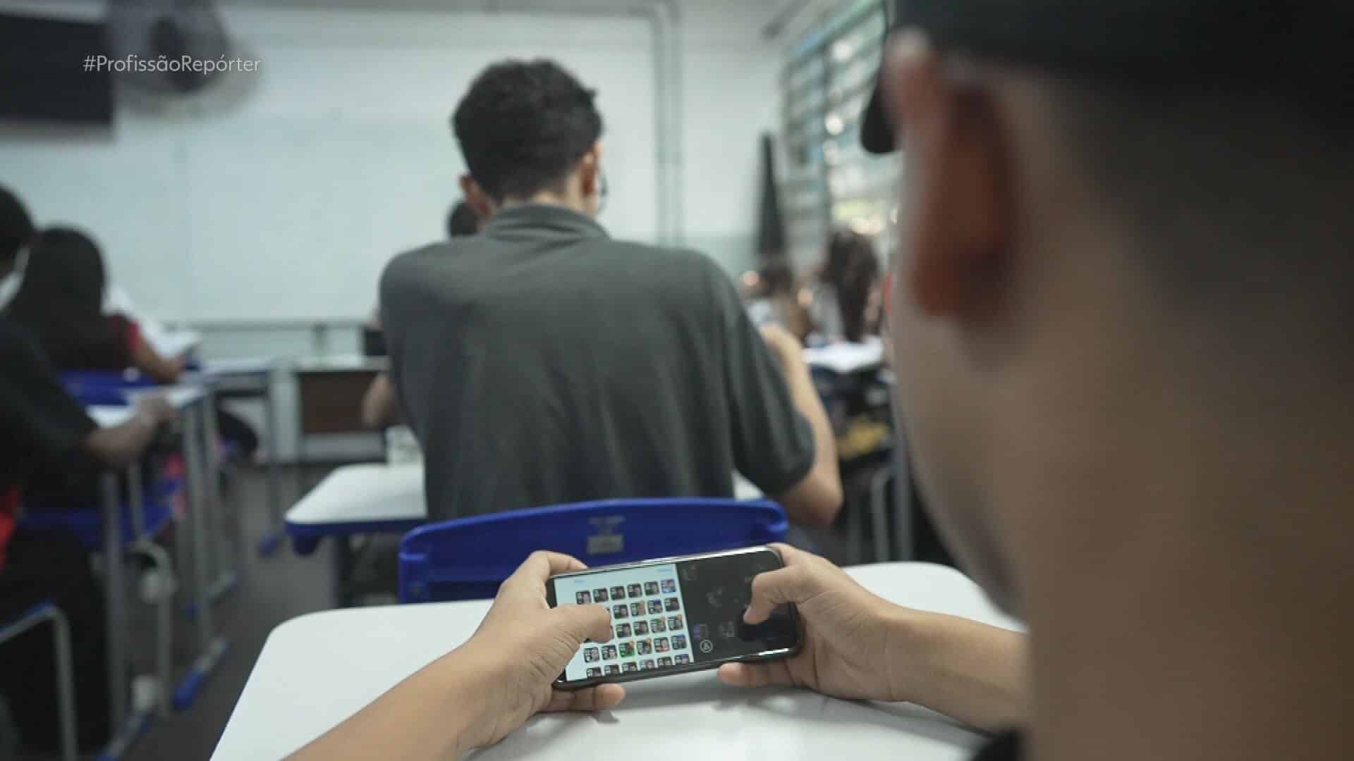PROIBIÇÃO IGNORADA: Estudantes do Ensino Médio Desafiam Escola e Usam Celular em Aula!
