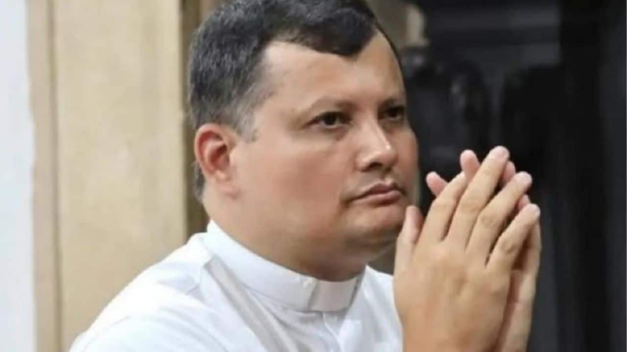 Padre sumido é descoberto preso no telhado: mistério chocante!
