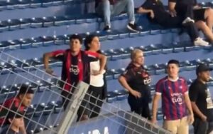 Racismo em Alta: Torcedores do Cerro Porteño Atacam Palmeirenses em Novos Episódios Chocantes!