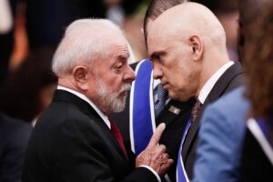 República Circo: O Grande Espetáculo dos Escândalos!