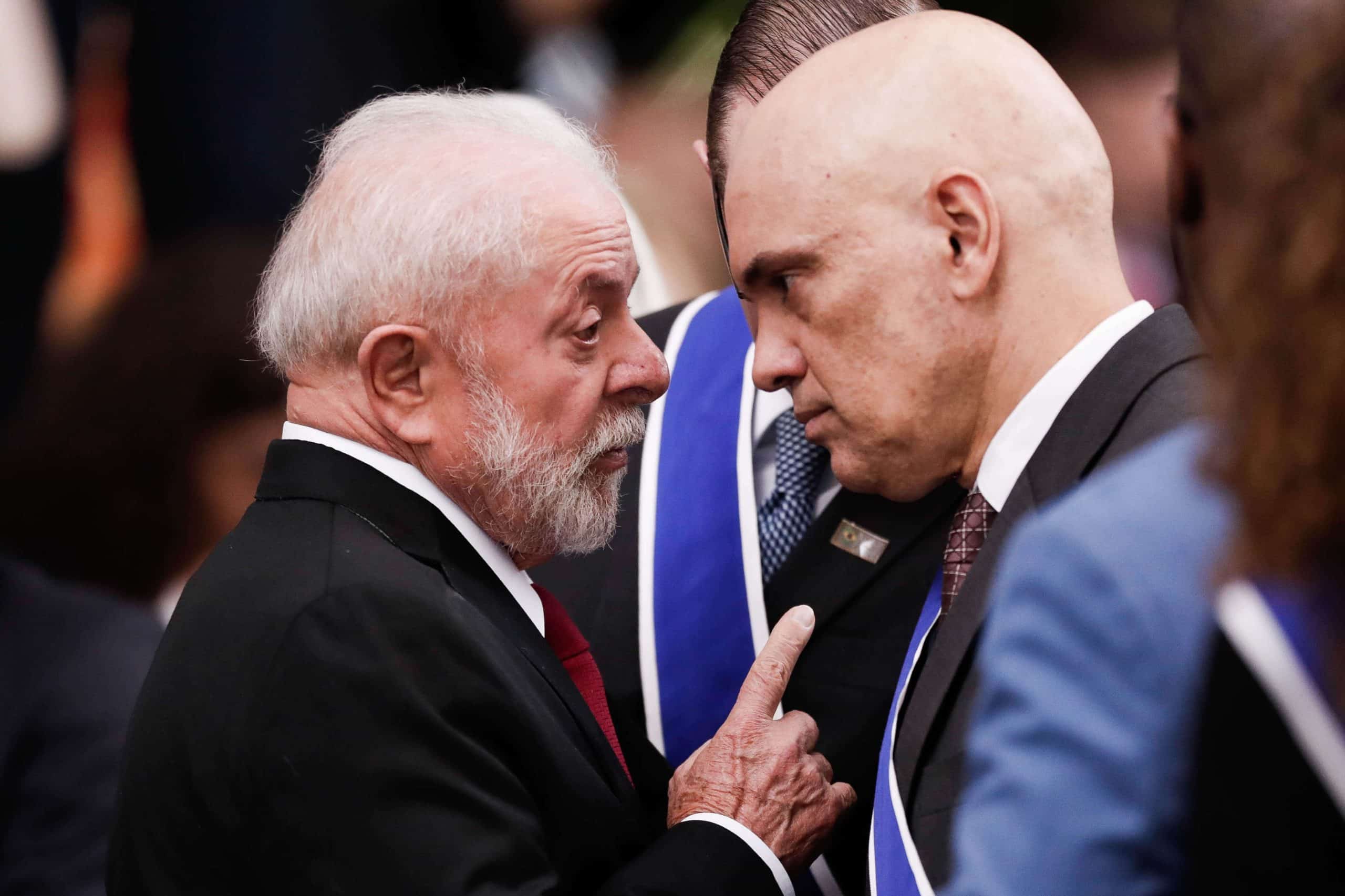 República Circo: O Grande Espetáculo dos Escândalos!