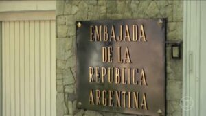 Resgate Bombástico: Venezolanos Revelam Aventura de Vida ou Morte na Embaixada!