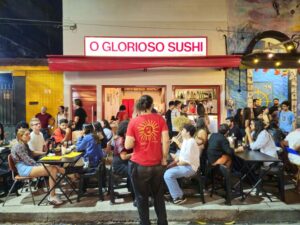 Sushi Glorioso Ferve em Botafogo: Calçada se Transforma no Novo Point Quente do Rio!