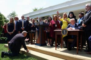 Trump Abre as Portas da Casa Branca para Cultos Cristãos: Uma Revolução ou um Grande Perigo?