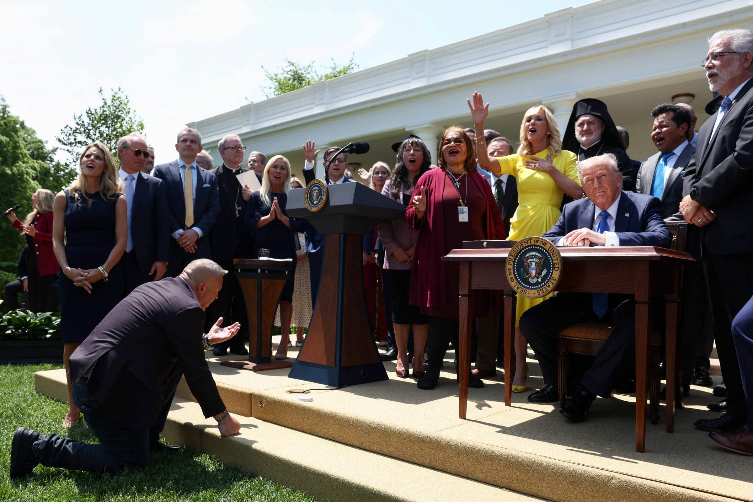 Trump Abre as Portas da Casa Branca para Cultos Cristãos: Uma Revolução ou um Grande Perigo?