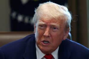 Trump Anuncia 'Reunião Explosiva' com China e Impõe Tarifas em Colapso!