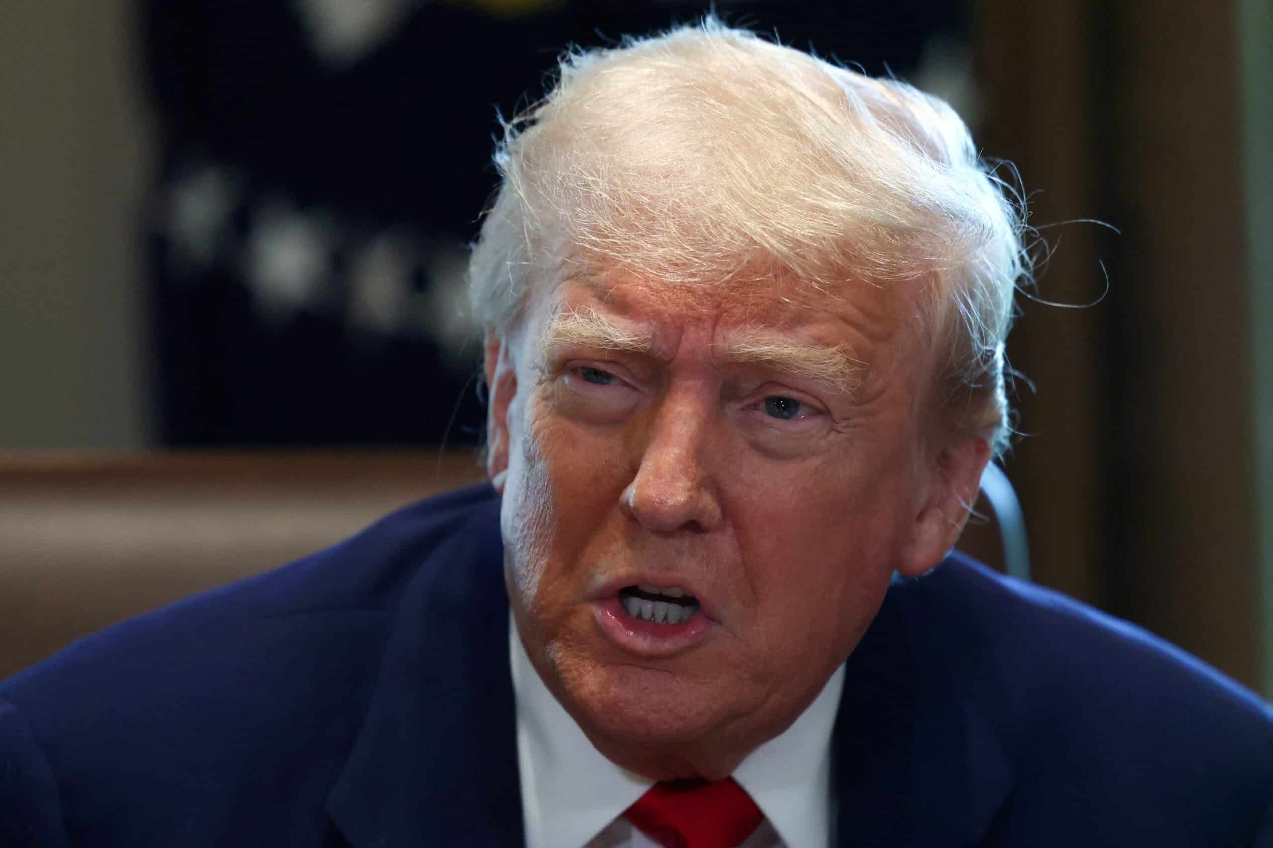 Trump Anuncia 'Reunião Explosiva' com China e Impõe Tarifas em Colapso!