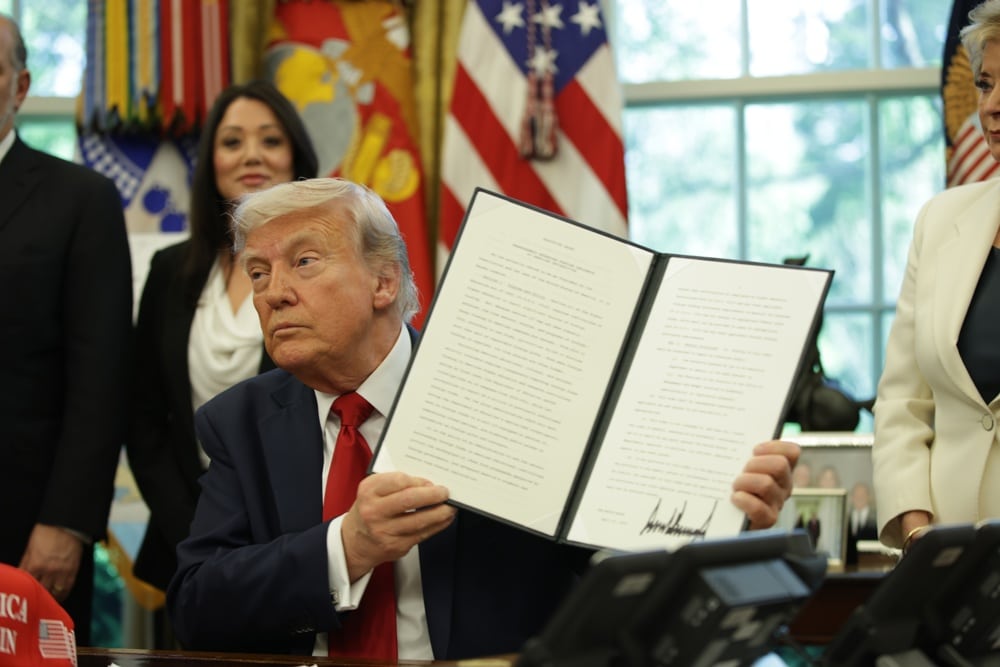 Trump Implanta Tarifa Maluca de 100% em Filmes Estrangeiros! Prepare-se para o Impacto!