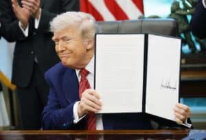 URGENTE: Corte dos EUA REVERTE Decisão e TRAZ de Volta o 'TARIFAÇO' de Trump!