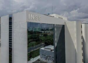 🔴 URGENTE: Esquema CHOCANTE! Fraudadores Manipulavam Biometria para Descontos no INSS! Descubra os Detalhes! 🔴