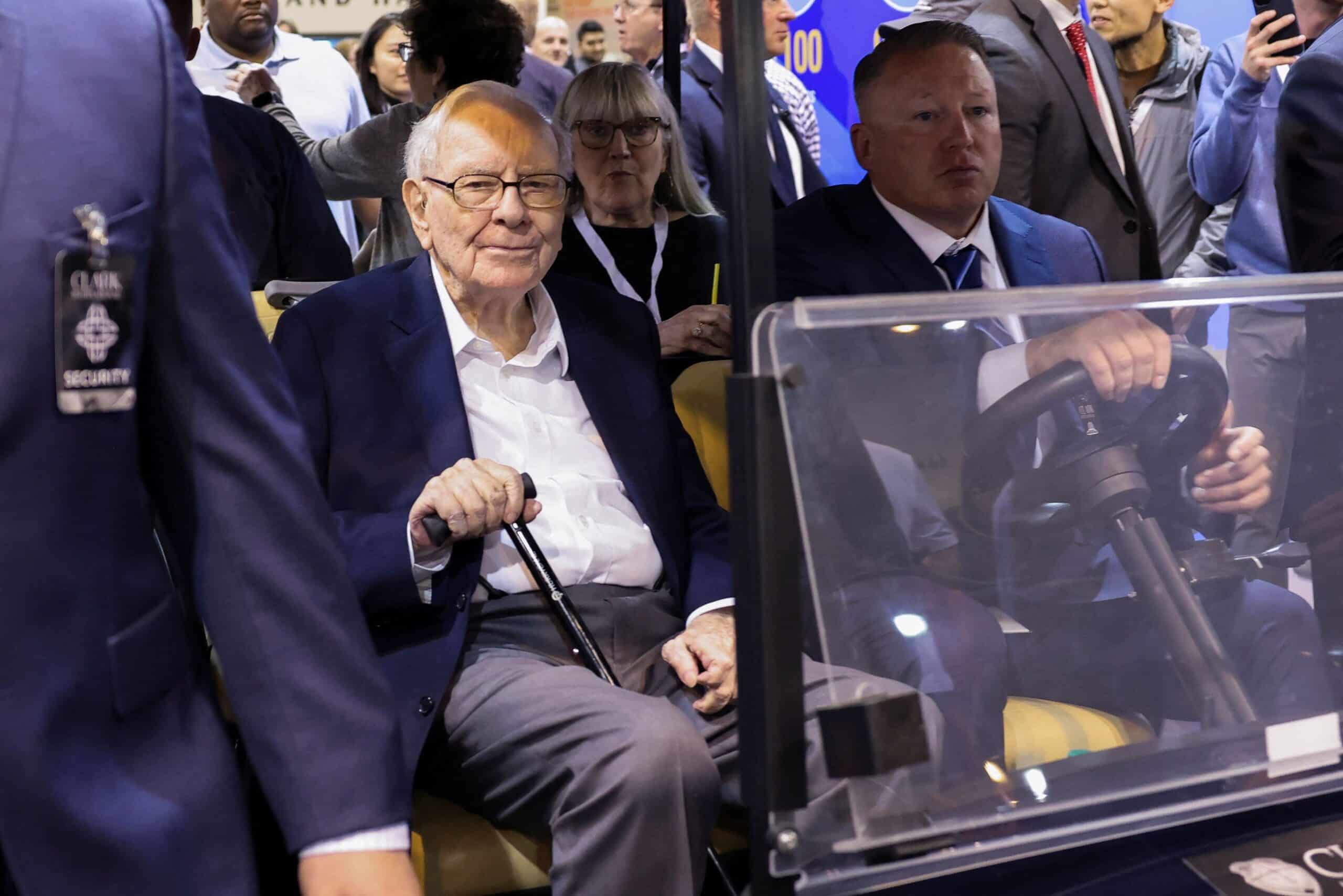 Warren Buffett: Bilionário Come McDonald's Enquanto Conta Riquezas de US$ 160 Bilhões!