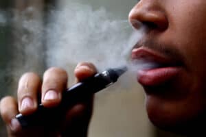 🚨 ALARMANTE: 8% dos adolescentes se rendem aos cigarros eletrônicos! 😱