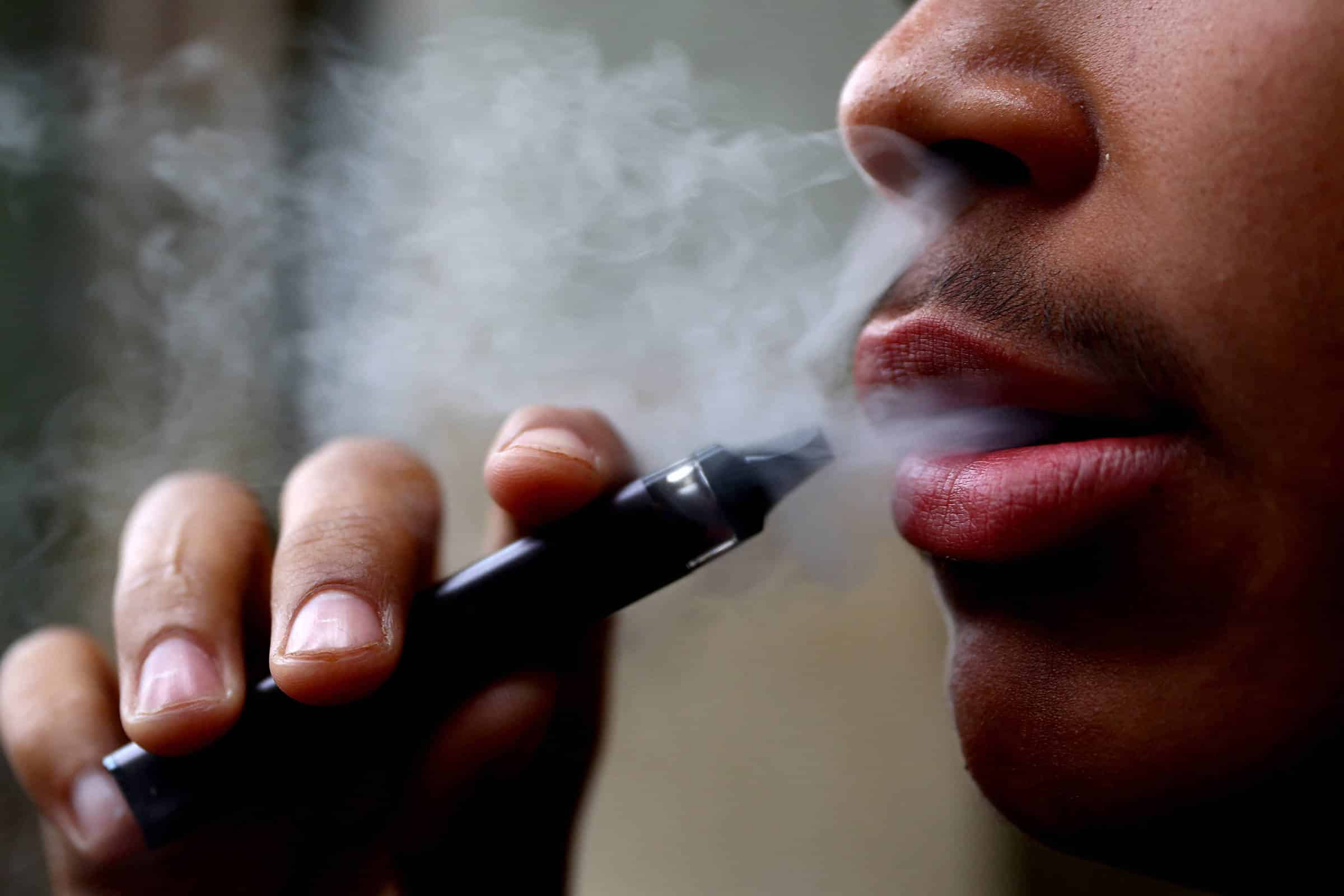 🚨 ALARMANTE: 8% dos adolescentes se rendem aos cigarros eletrônicos! 😱