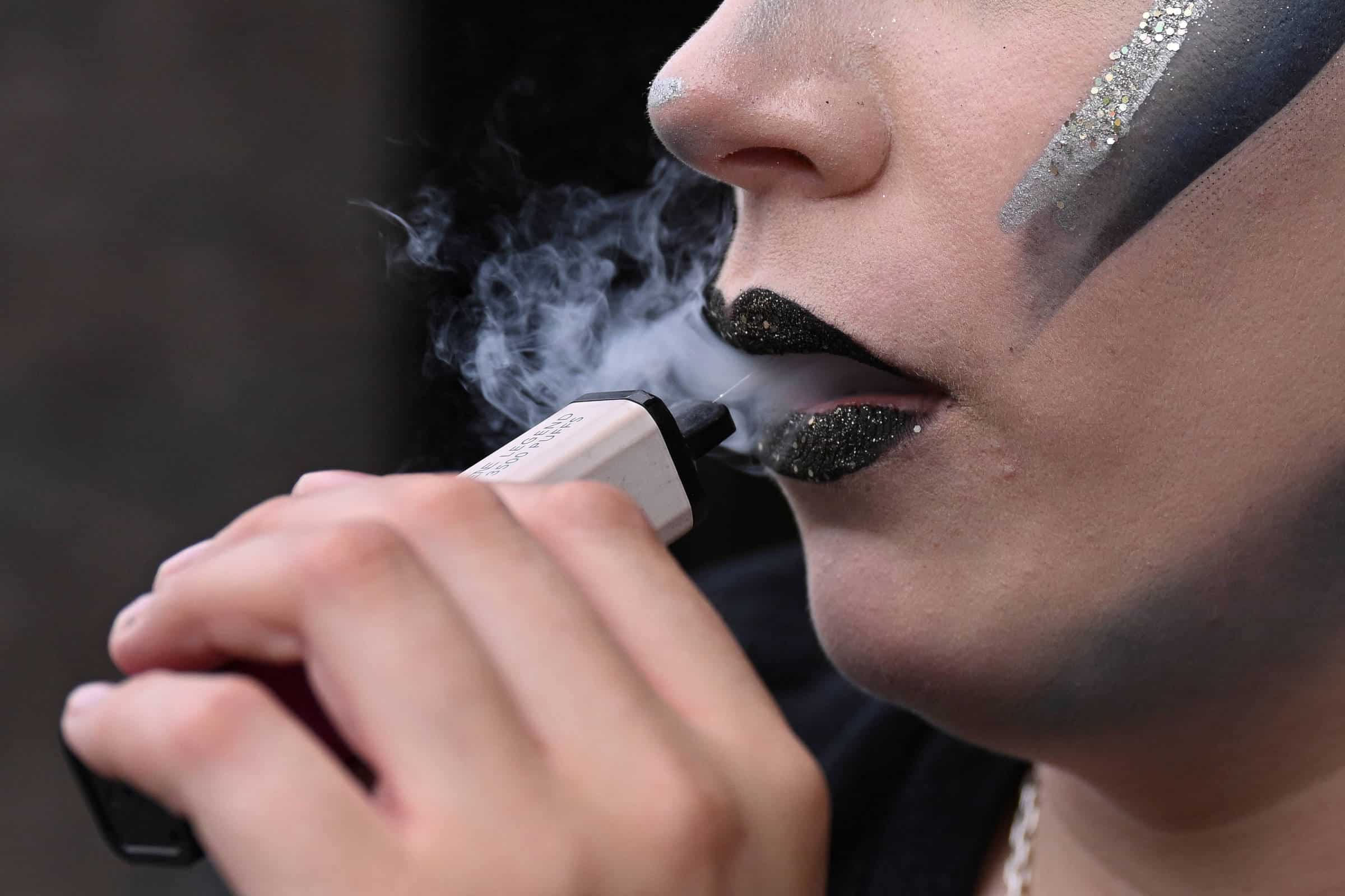 ALERTA! Indústria do Tabaco Lança Ofensiva CHOCANTE para Seduzir os Jovens!