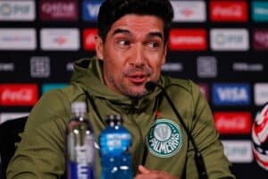 Abel Ferreira em LÁGRIMAS: Palmeiras RUMO à GLÓRIA no Mundial! 'Vamos Lutar Até o Último Segundo!'