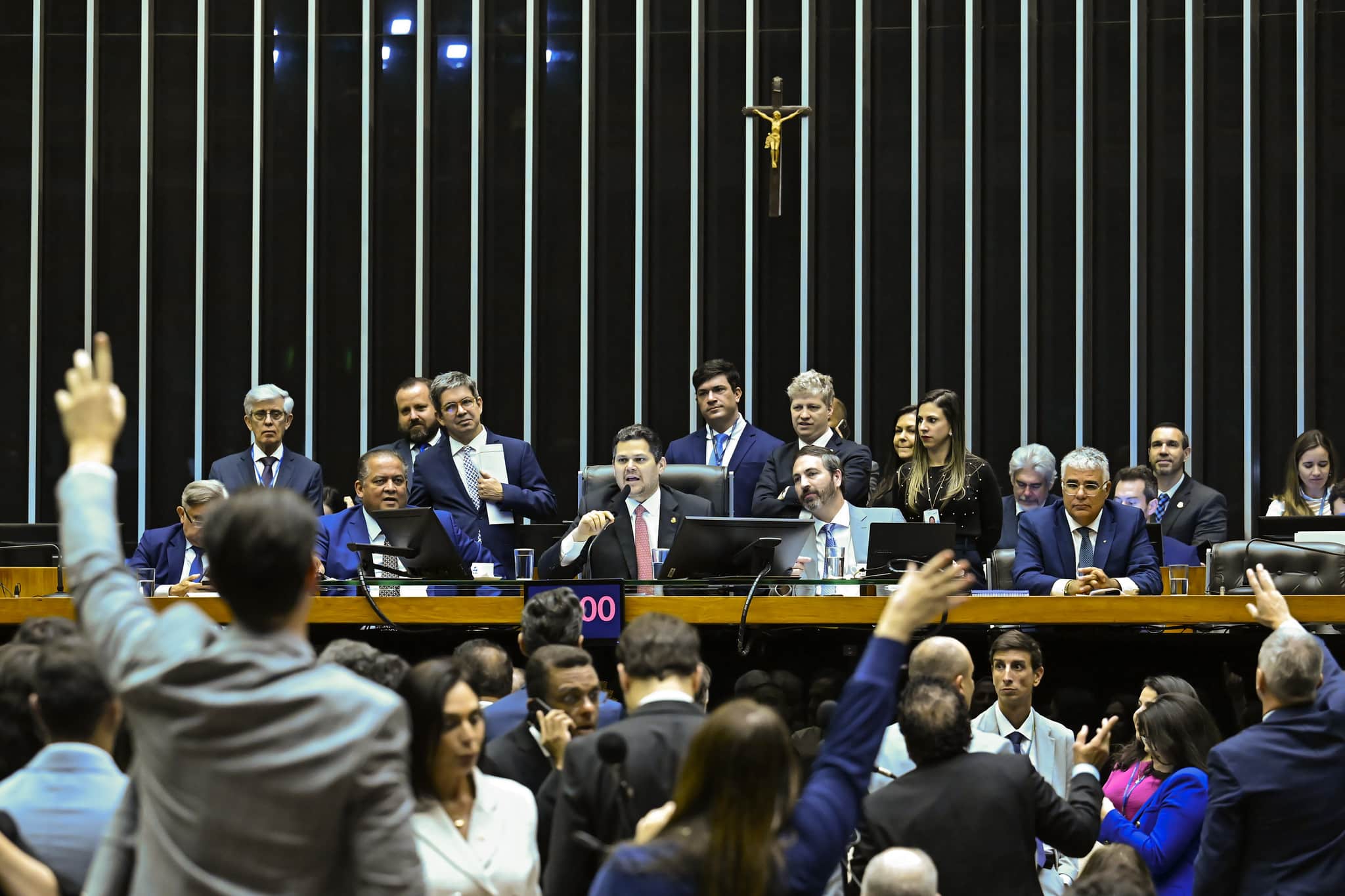 Alcolumbre Lança CPMI Bombástica para Desvendar Escândalo de Fraudes no INSS!
