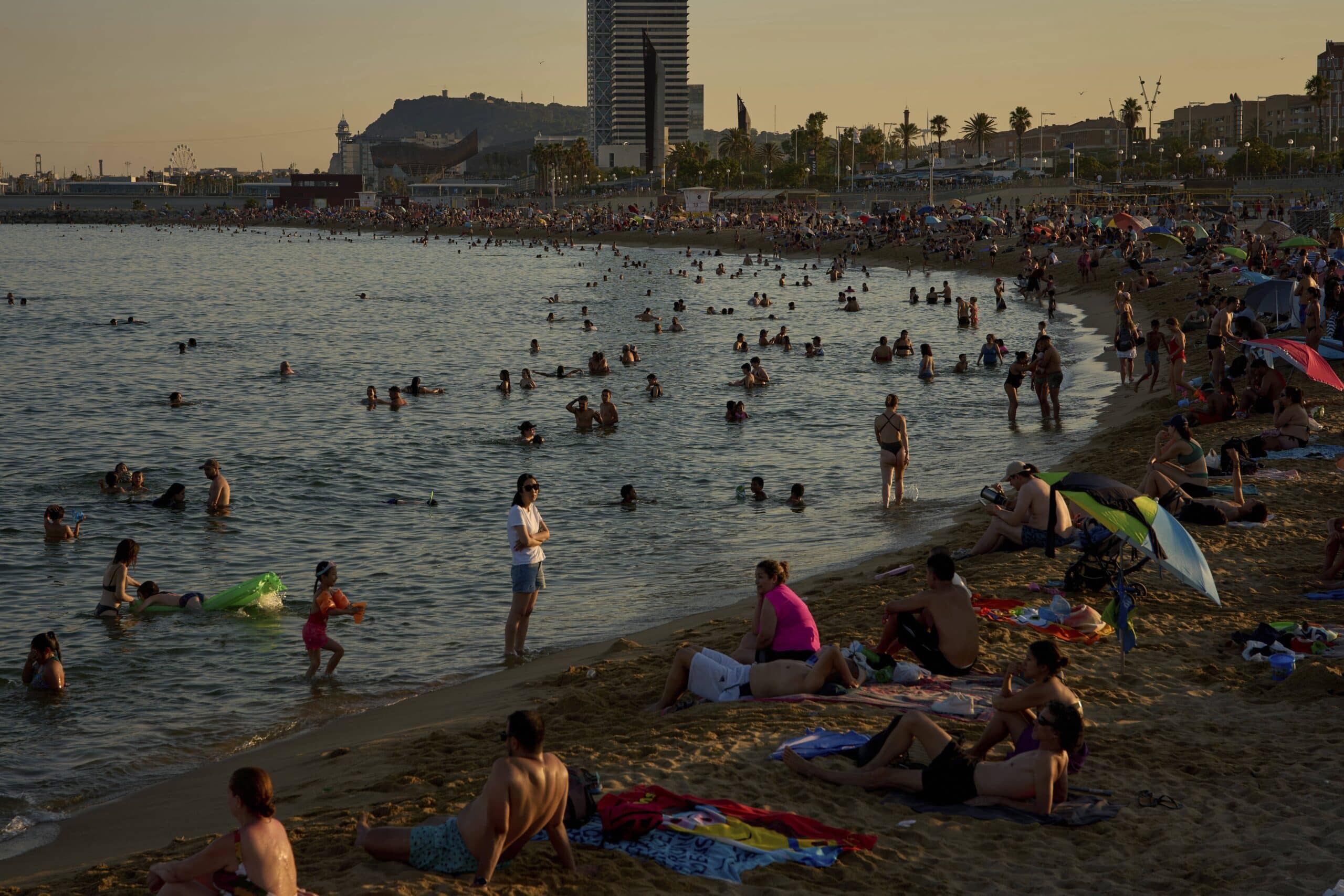 CALOR EXTREMO ATINGE EUROPA: ESCOLAS FECHAM e TERMÔMETROS EXPLODEM ACIMA DOS 40°C!