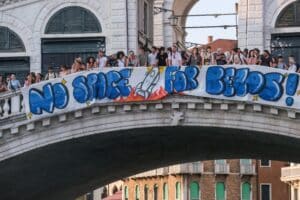 Casamento de Jeff Bezos em Veneza provoca revolta: Turistas ricos invadem a cidade!