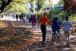 Choque na Alemanha: ONG Revoluciona Vida de Imigrantes ao Ensinar a Andar de Bicicleta!