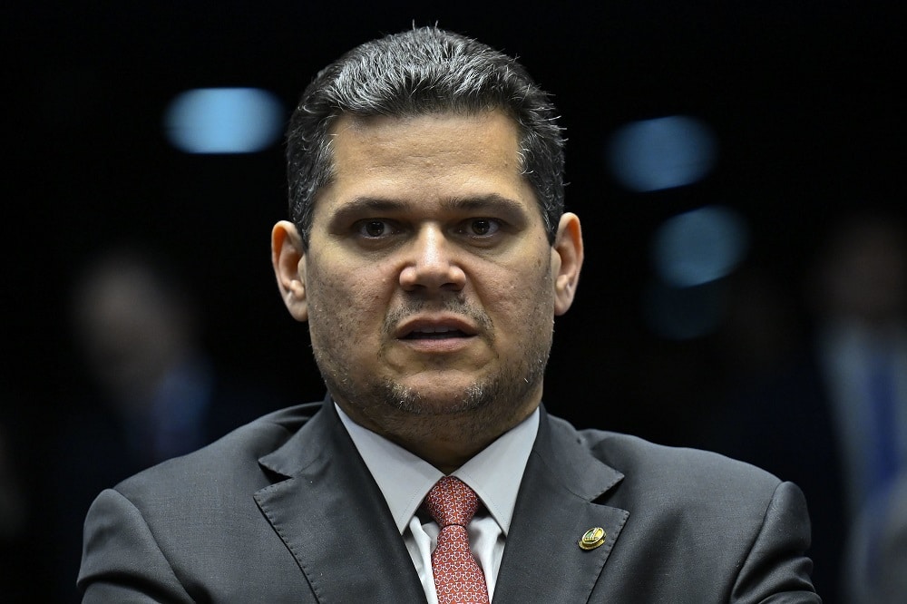 Choque no Governo: Alcolumbre Grita 'Basta!' e Derruba Aumento do IOF!