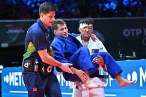 Desastre no Mundial: Michel Augusto fratura o pé e é levado às pressas pelo rival!