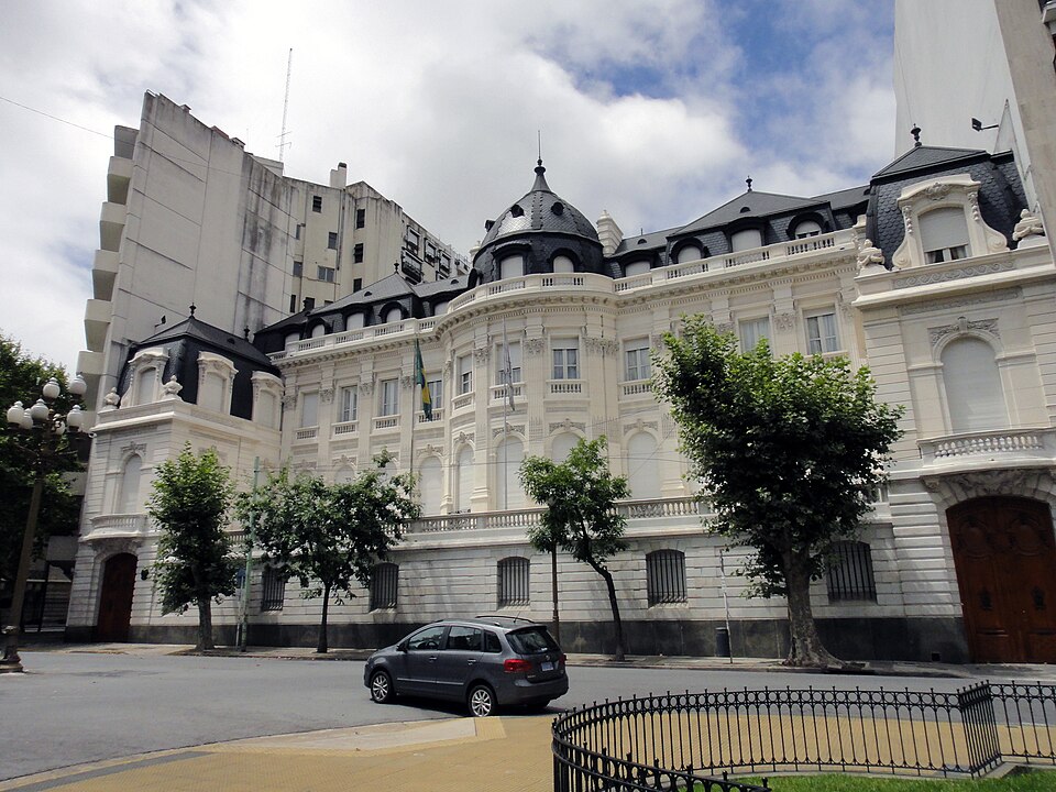 ESCÂNDALO: Diplomatas Gastam R$ 175 MILHÕES ANUAIS em Luxo no Exterior!