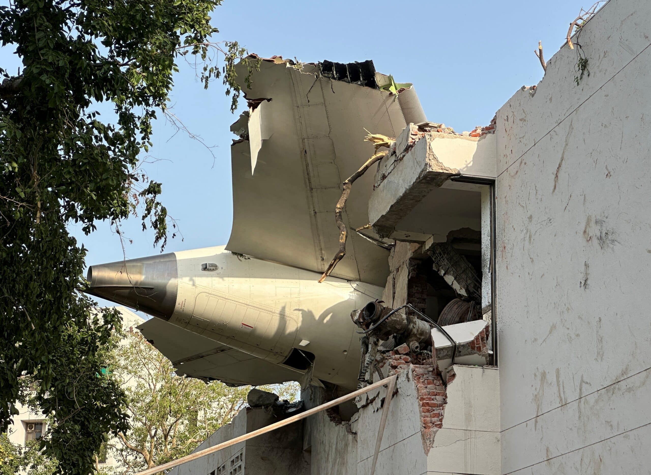 ESCÂNDALO: Incêndio em Prédio na Índia NÃO É Ligado a Queda de Avião! Veja a Verdade CHOCANTE!