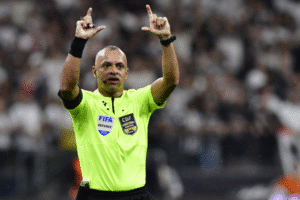 ESCÂNDALO NO MUNDIAL: Árbitros Brasileiros em Ação nos Gigantes Inter de Milão e Manchester City!