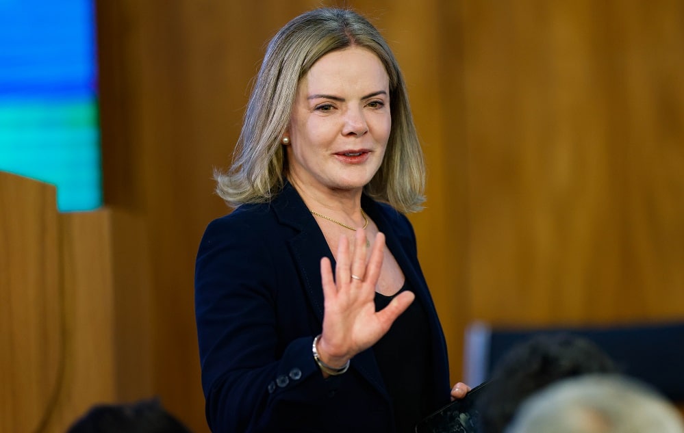 Escândalo: Gleisi Hoffmann Exige Aumento do IOF e Desafia Elite a Pagar a Conta!