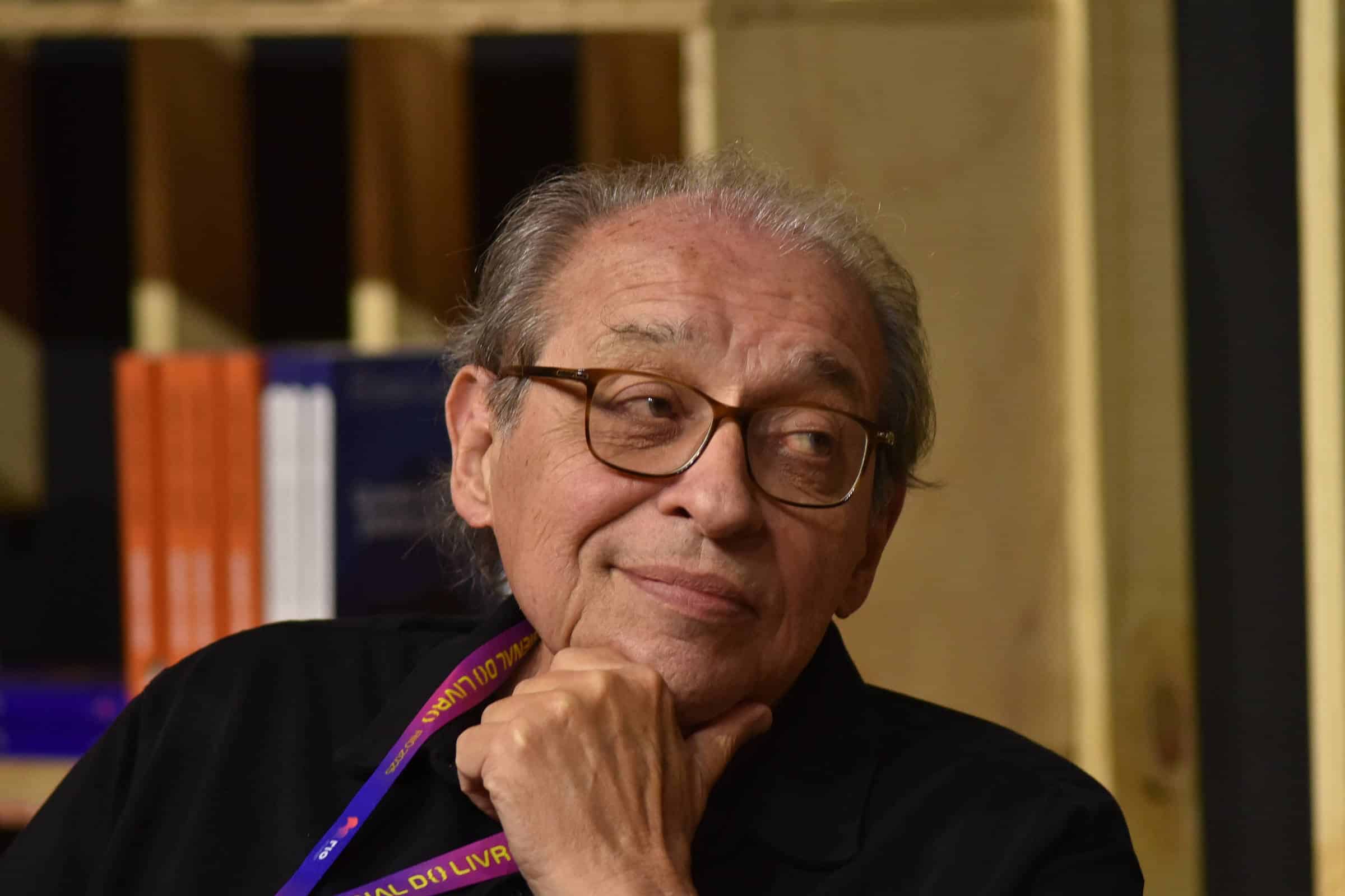 Escândalo Literário: Ruy Castro Revela 'Trincheira Tropical' como Livro de Revolução!