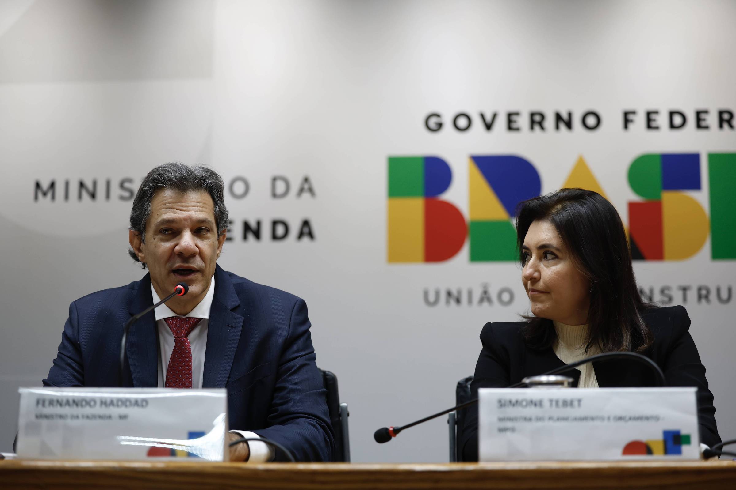 Escândalo Revelado: Dinheiro Público Desperdiçado em Meio a Crise!