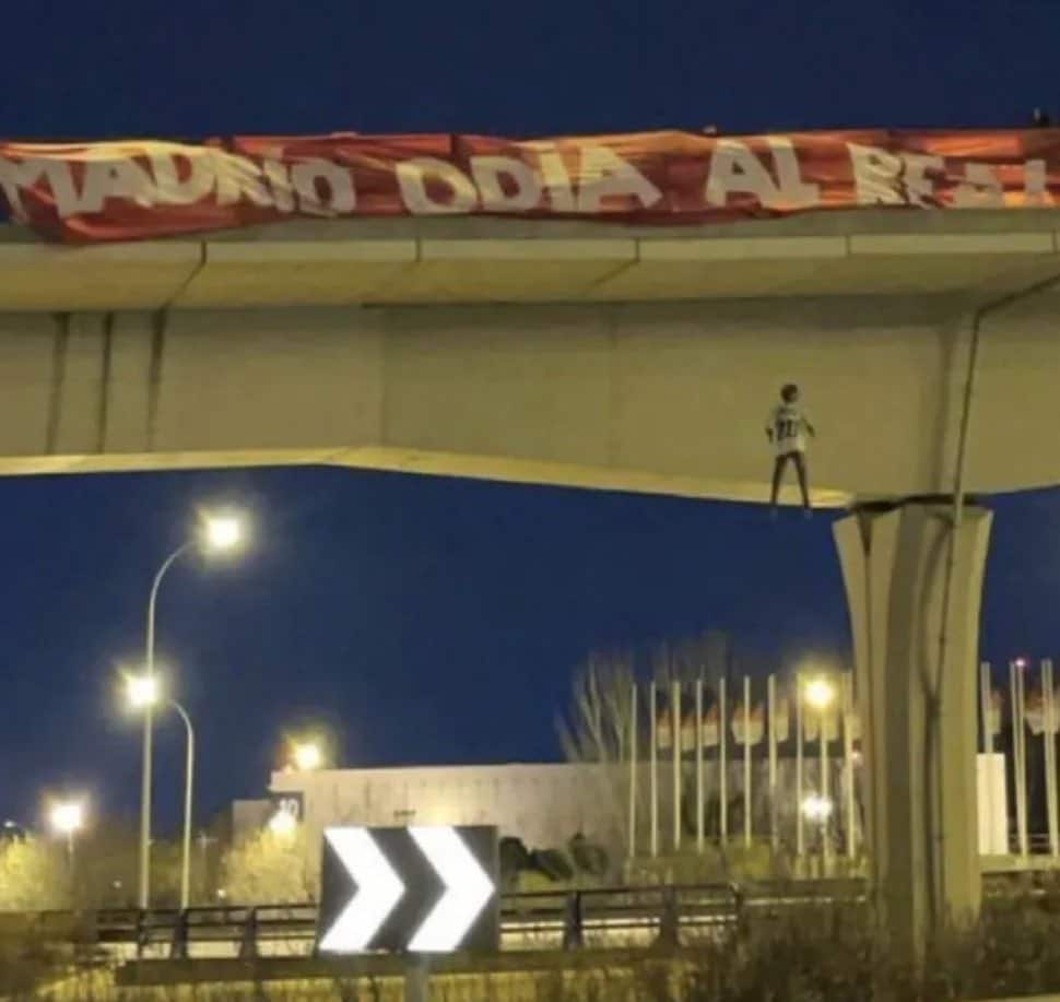 Escândalo em Espanha: Suspeitos Pegam 22 Meses por Pendurar Boneco de Vini Jr.!