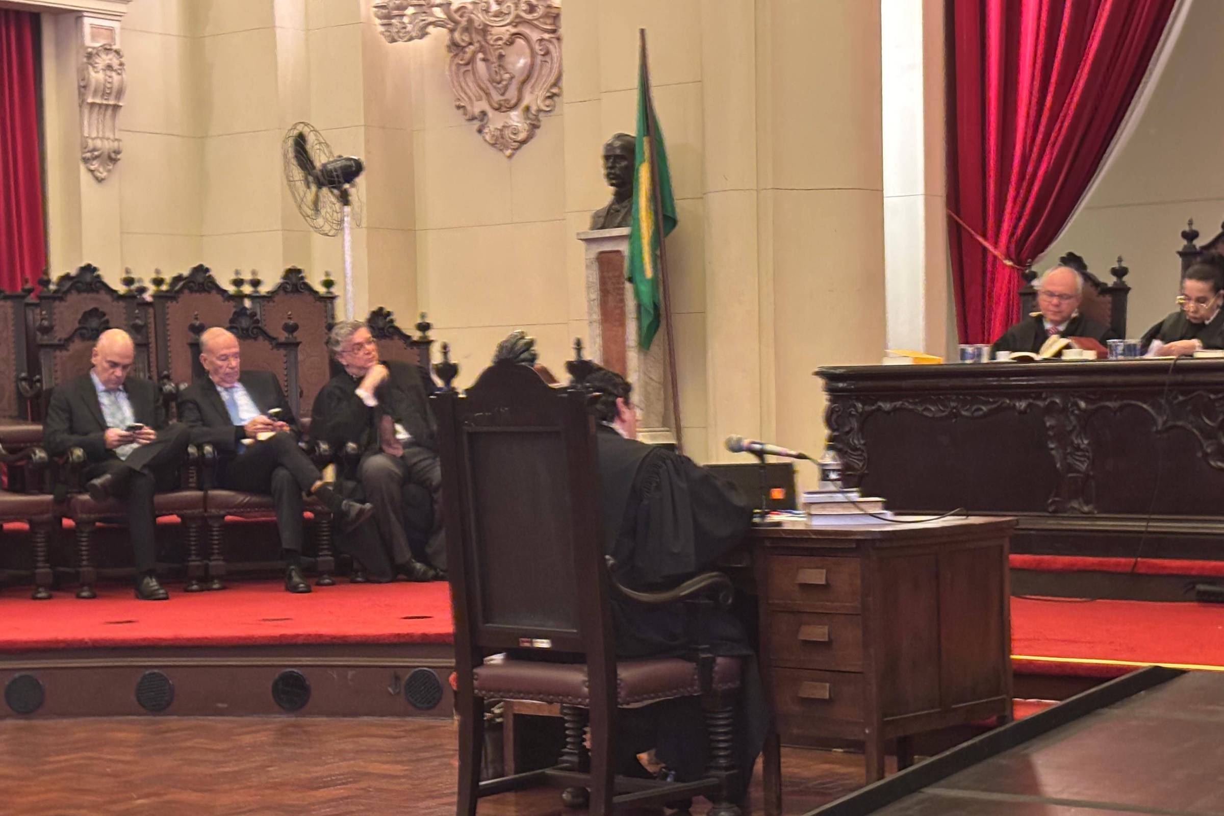 Escândalo na USP: Professor Denuncia Banca por Parcialidade chocante!