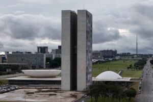 Governo Nega Propostas Fiscais: Reforma Administrativa em Crise!