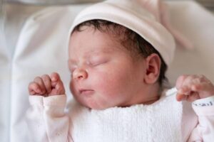 Inglaterra Revela Plano Chocante: Teste de DNA em Todos os Recém-Nascidos!