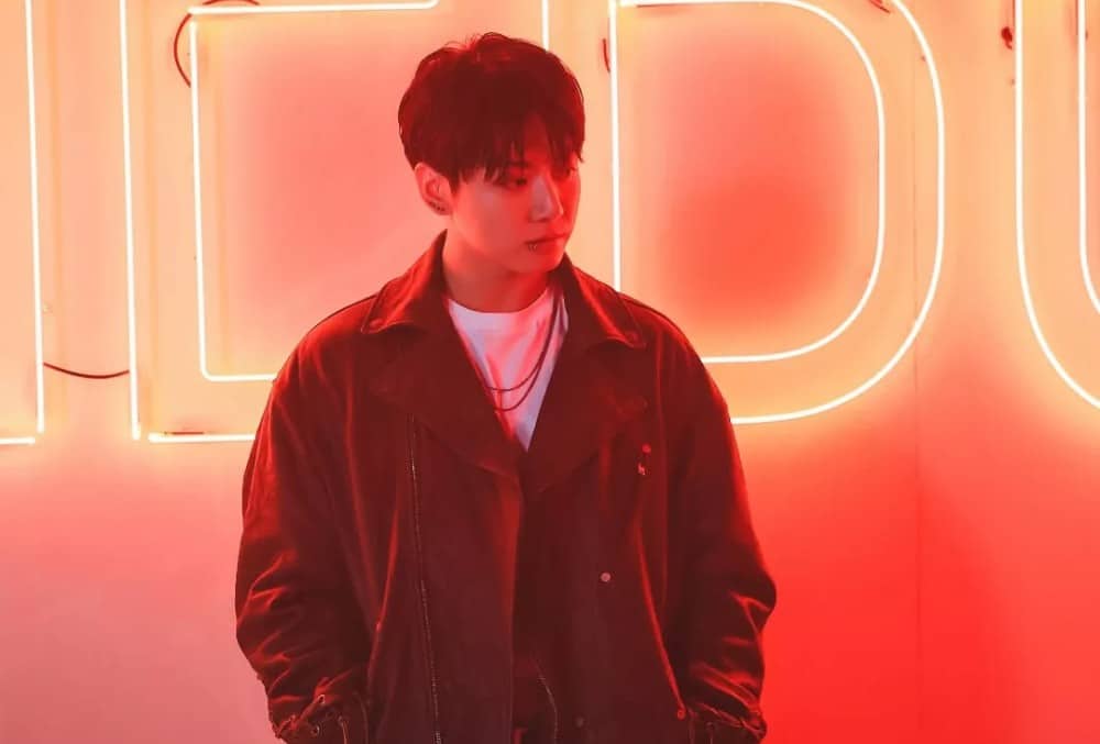 Jungkook do BTS em Polêmica Surreal: Desculpas Após Usar Boné de Trump!