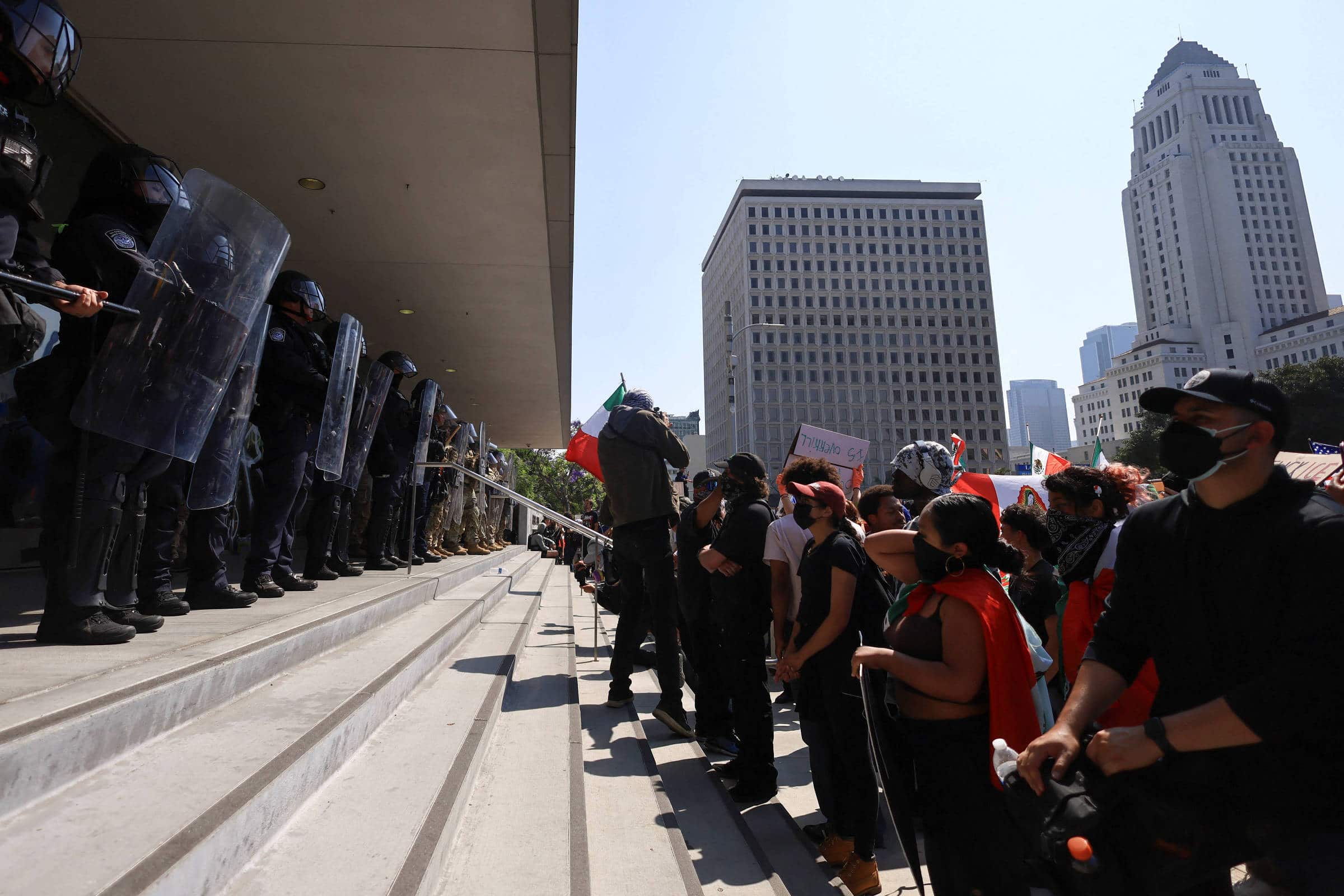 Los Angeles em Choque: Paz e Trump em Conflito Explosivo!