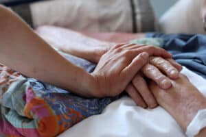 MEDICAMENTOS OU MORTES? Médicos Defendem Eutanásia em Casos de Câncer Terminal e Alzheimer!