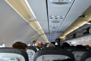 PASSAGEIROS EXPULSOS de VOOS PAGARÃO MULTA CHOCANTE de R$ 3 MIL, ALERTA COMPANHIA EUROPEIA!