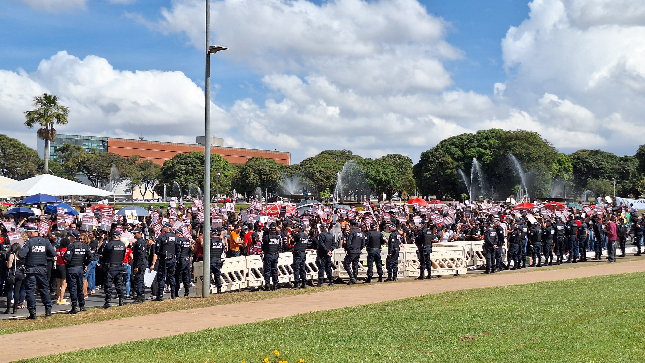 Professores em Greve: Nove Dias de Paralisação Abalam a Educação Pública!