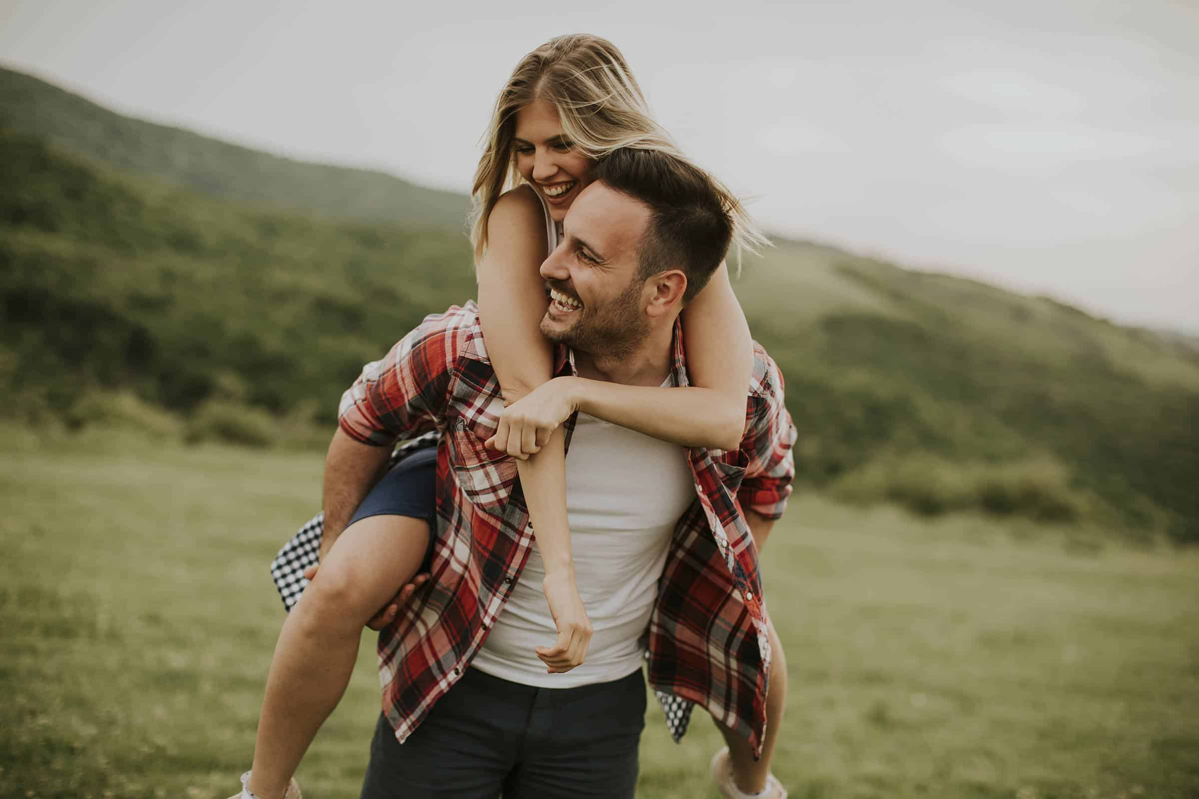 Recém-casados Trocam Lua de Mel de Sonho por Fuga do Bairro! Descubra o Motivo Chocante!