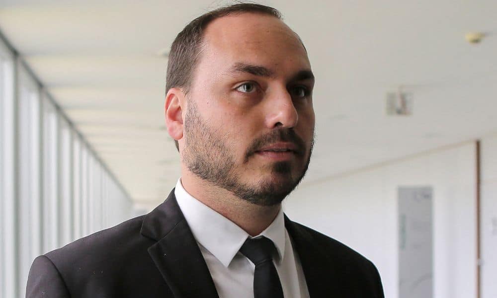 Revelação Bombástica: Carlos Bolsonaro Liga Mal-estar do Pai a Atentado de 2018!