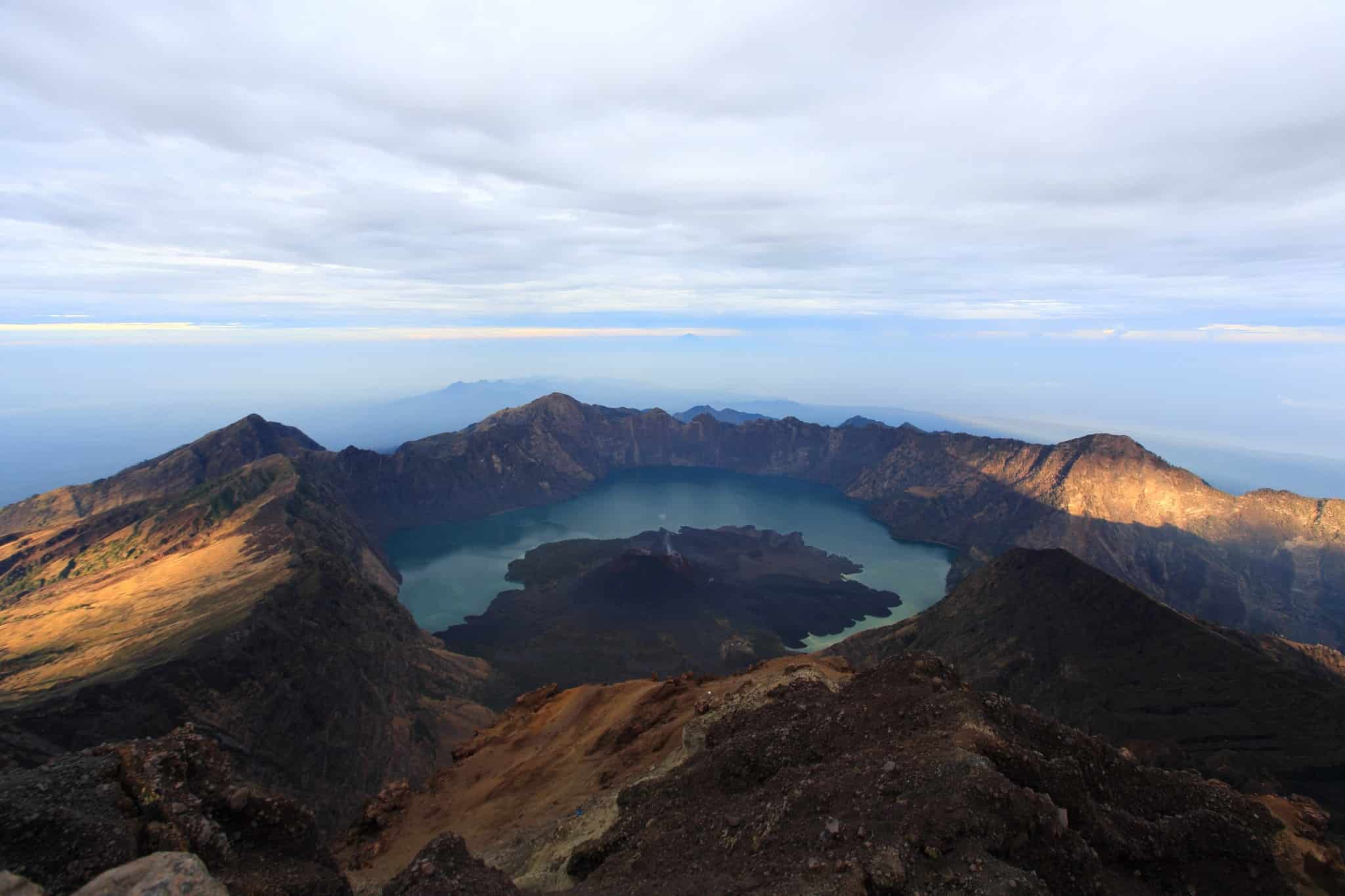 TURISTA BRASILEIRA EM PERIGO! O que faz o Monte Rinjani ser um destino mortal?