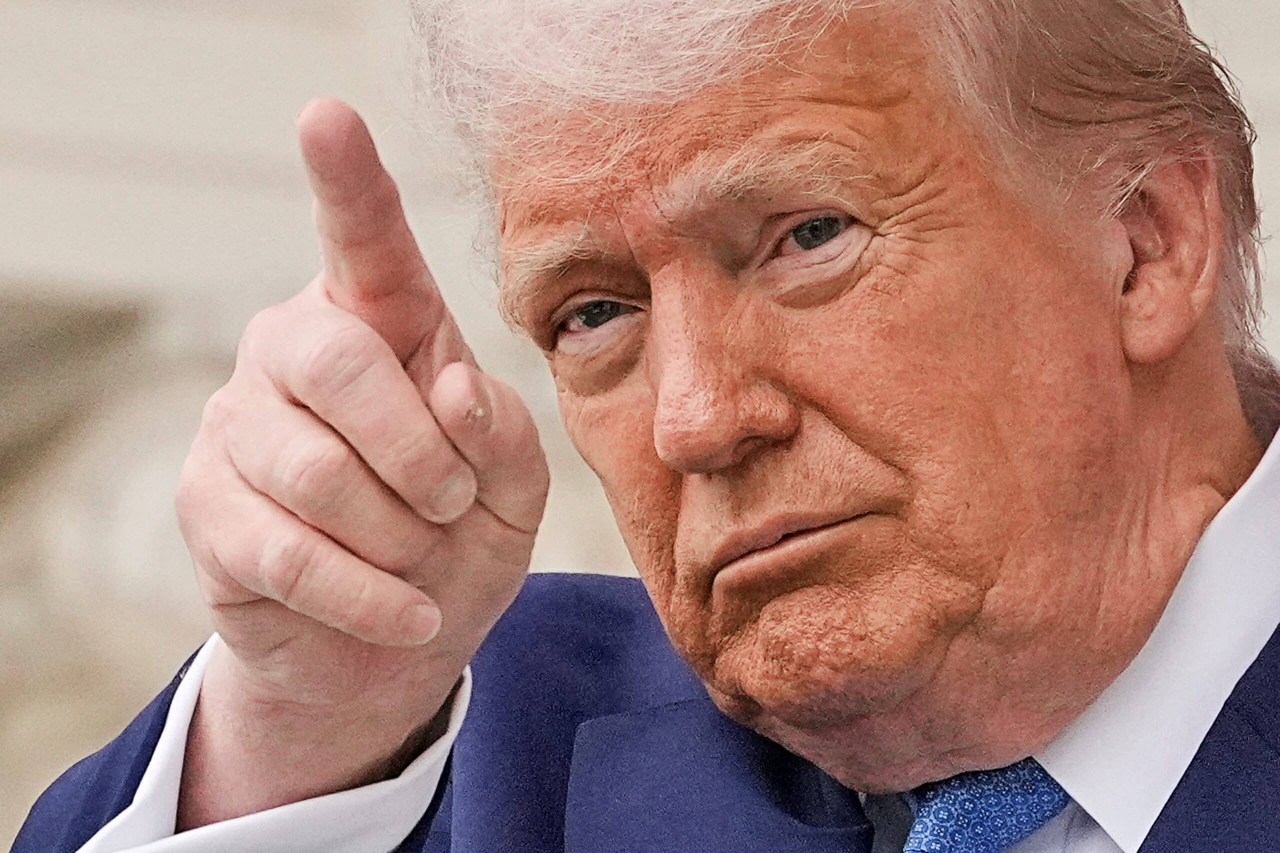 Trump FACLITA FUROR: Harvard Proibida de Aceitar Estrangeiros!