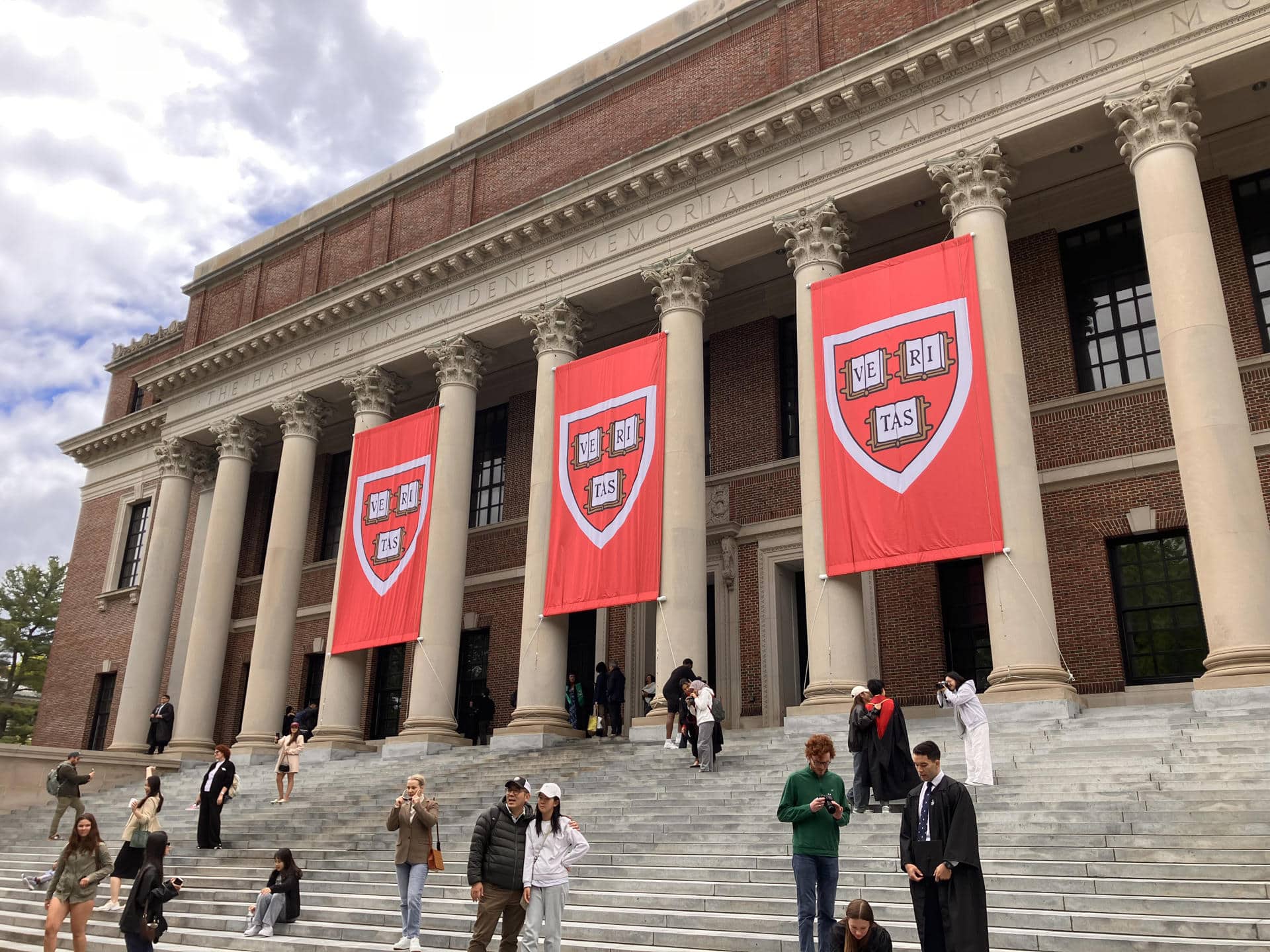 Trump ameaça Harvard: corte de verbas em jogo!