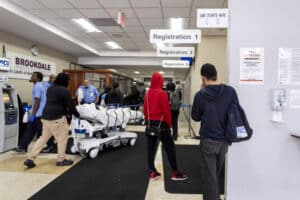 URGENTE: Residentes PROIBIDOS de entrar em hospitais nos EUA!
