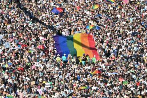 "Revolta nas Ruas: Milhares Enfrentam Orbán em Grande Parada LGBT+!"